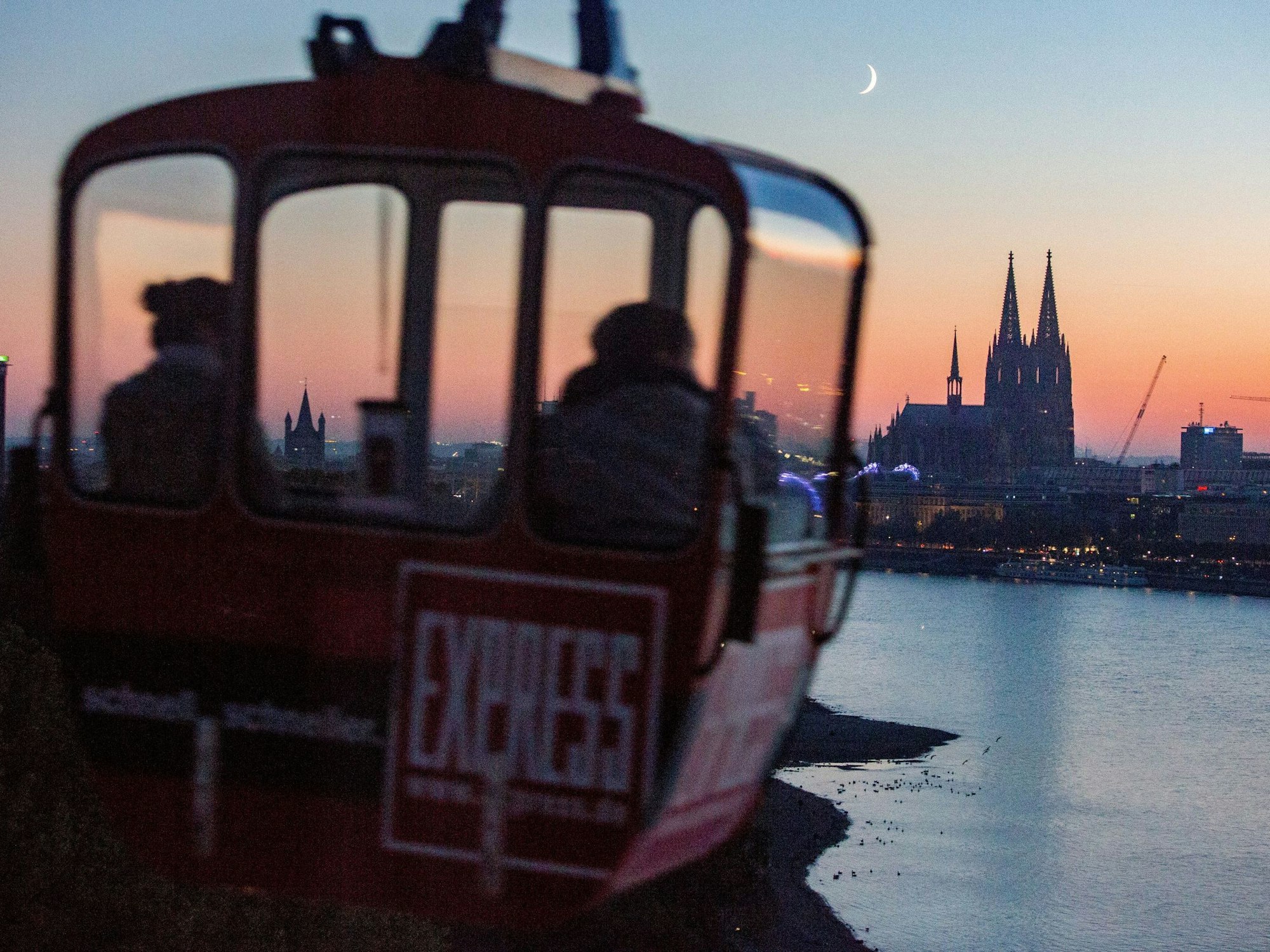 Die Kölner Seilbahn mit Blick auf den Dom.