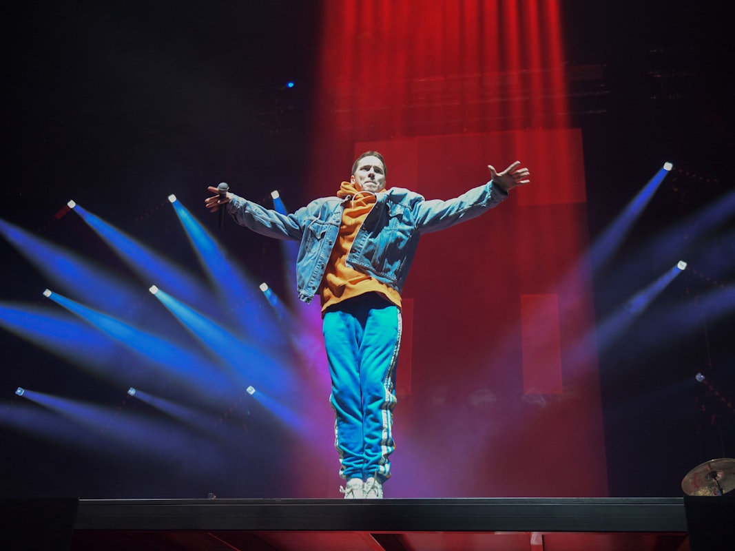 Felix Jaehn bei einem Konzert in Hamburg auf der Bühne.