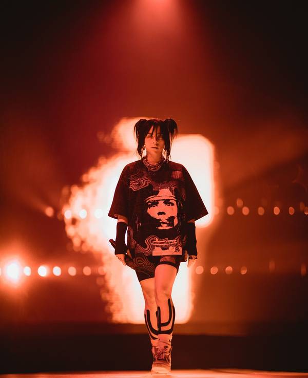 Billie Eilish mit kurzer Radler-Hose und weitem T-Shirt bei ihrem Konzert in der Lanxess-Arena.