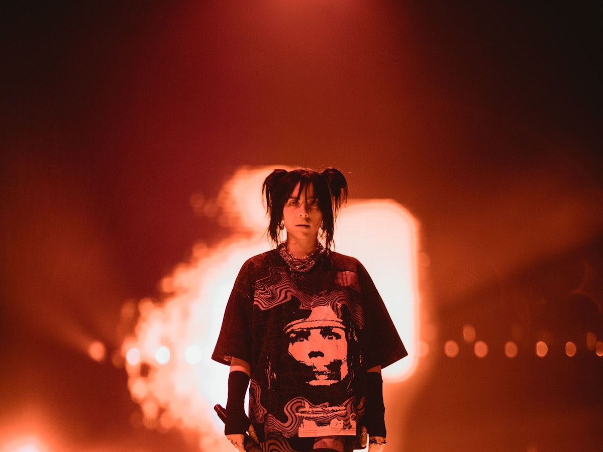 Billie Eilish mit kurzer Radler-Hose und weitem T-Shirt bei ihrem Konzert in der Lanxess-Arena.