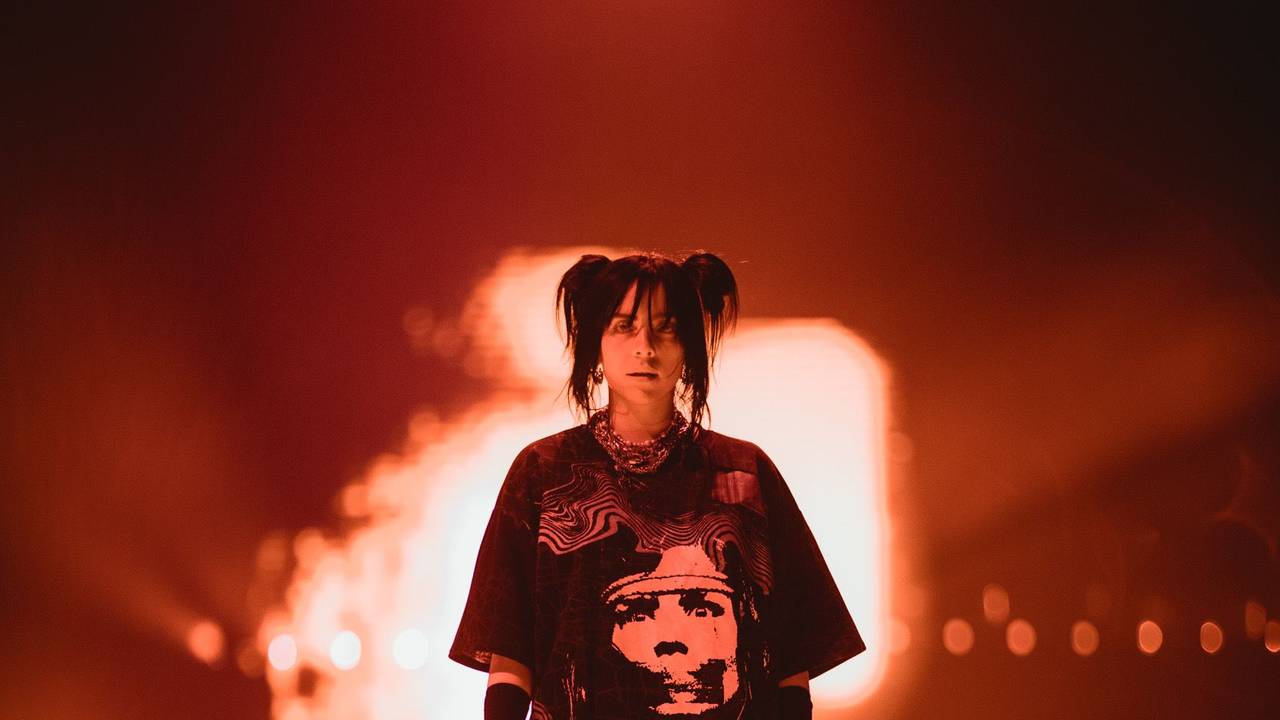 Billie Eilish mit kurzer Radler-Hose und weitem T-Shirt bei ihrem Konzert in der Lanxess-Arena.