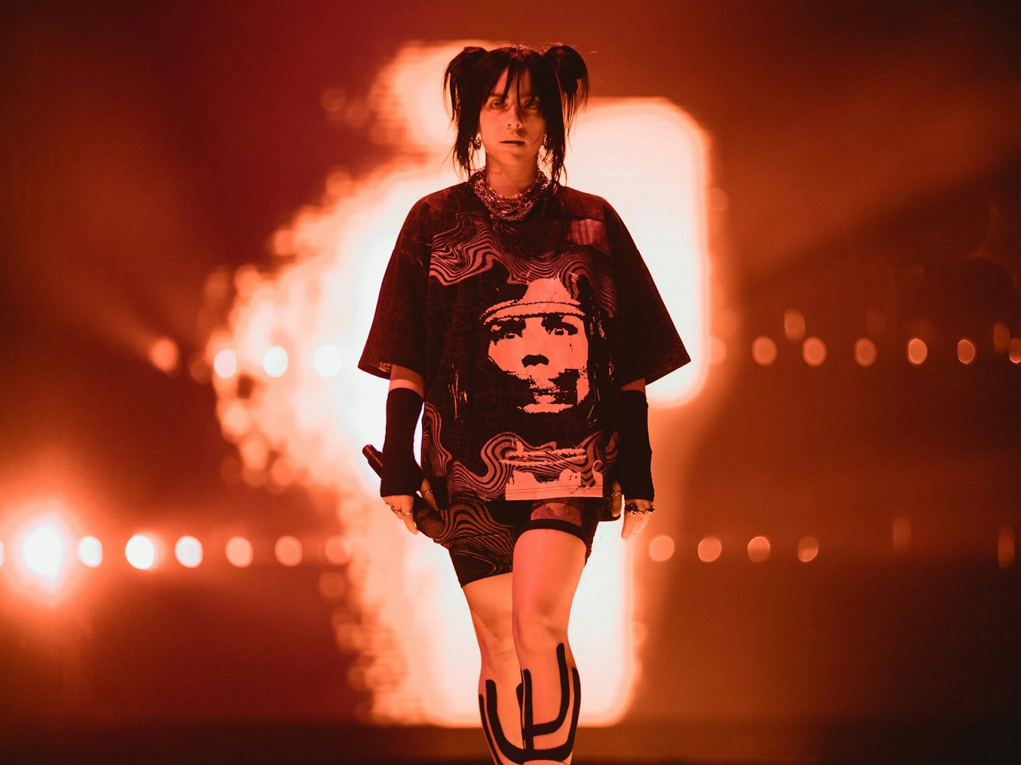 Billie Eilish mit kurzer Radler-Hose und weitem T-Shirt bei ihrem Konzert in der Lanxess-Arena.