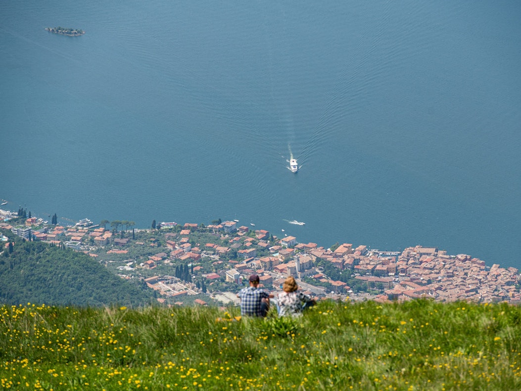 Blick vom Berg Monte Baldo auf den Gardasee und den Ort Malcesine: Angesichts der Trockenheit ist in Italien Streit um eine Idee entbrannt, Wasser aus dem Gardasee in den Fluss Po abzuleiten.