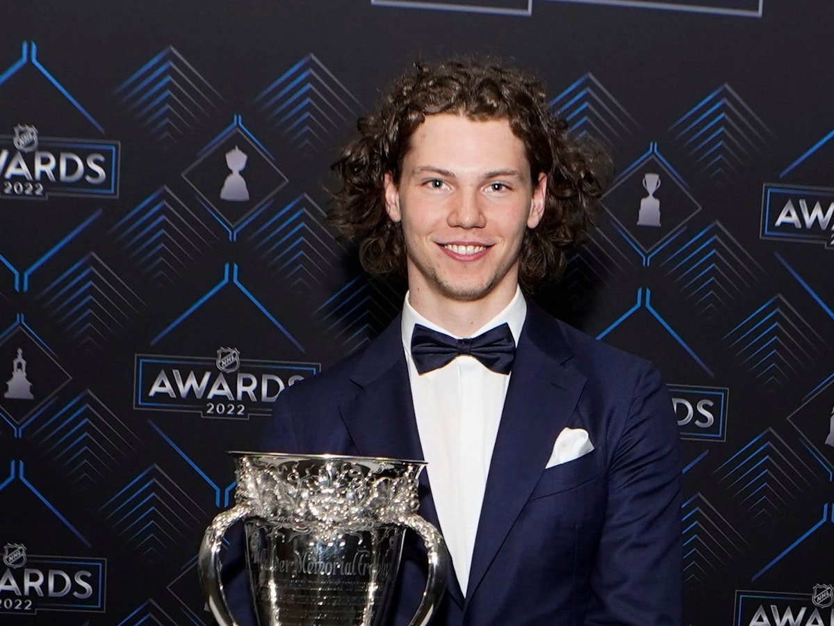 Detroit Red Wings: Moritz Seider ist Rookie of the year und posiert mit der Calder Trophy.