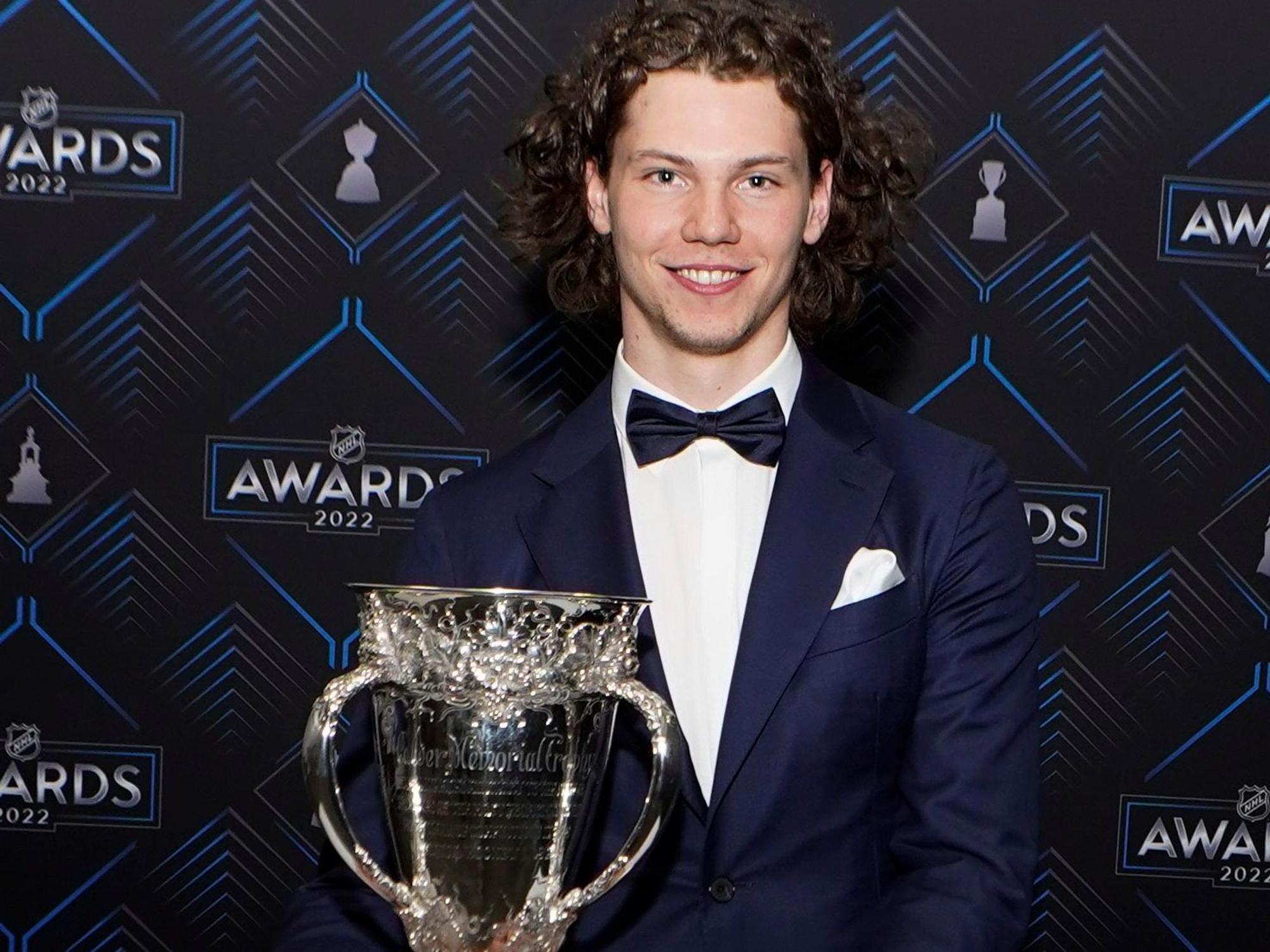 Detroit Red Wings: Moritz Seider ist Rookie of the year und posiert mit der Calder Trophy.