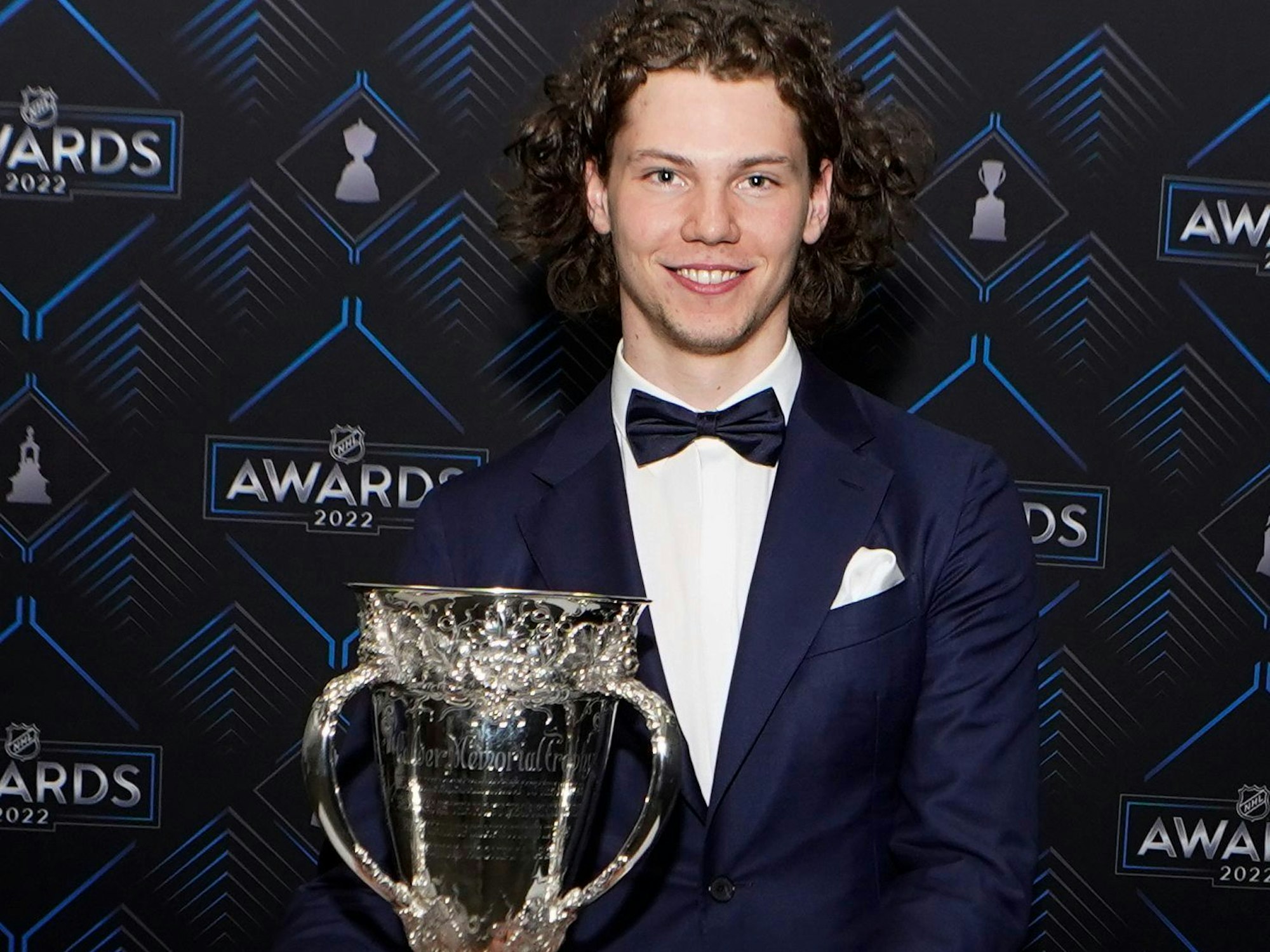 Detroit Red Wings: Moritz Seider ist Rookie of the year und posiert mit der Calder Trophy.