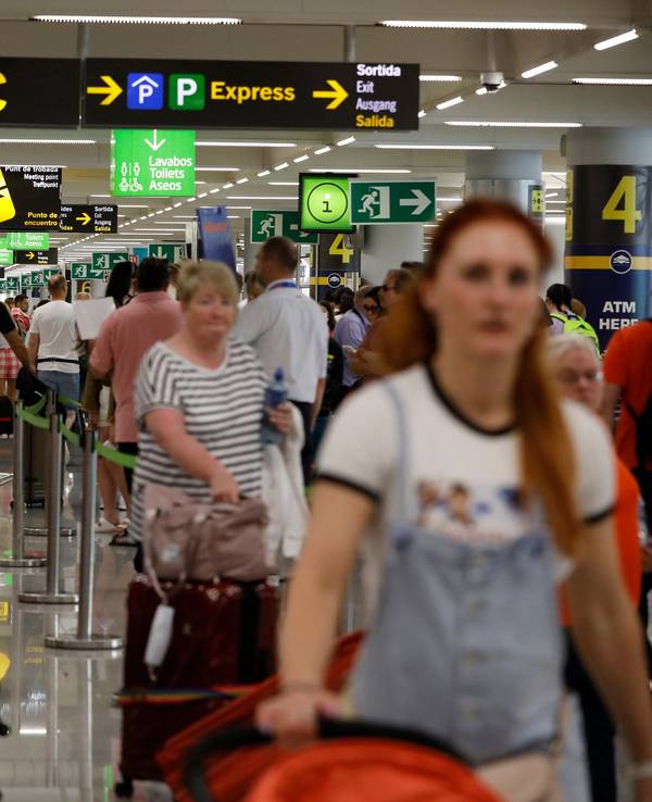 Für Mallorca-Reisende wird es ungemütlich, gleich drei Airlines kündigen Streiks an: Neben Ryanair und Lauda nun auch Easyjet. Unser Foto zeigt Menschen am Flughafen von Palma Mitte Juni.