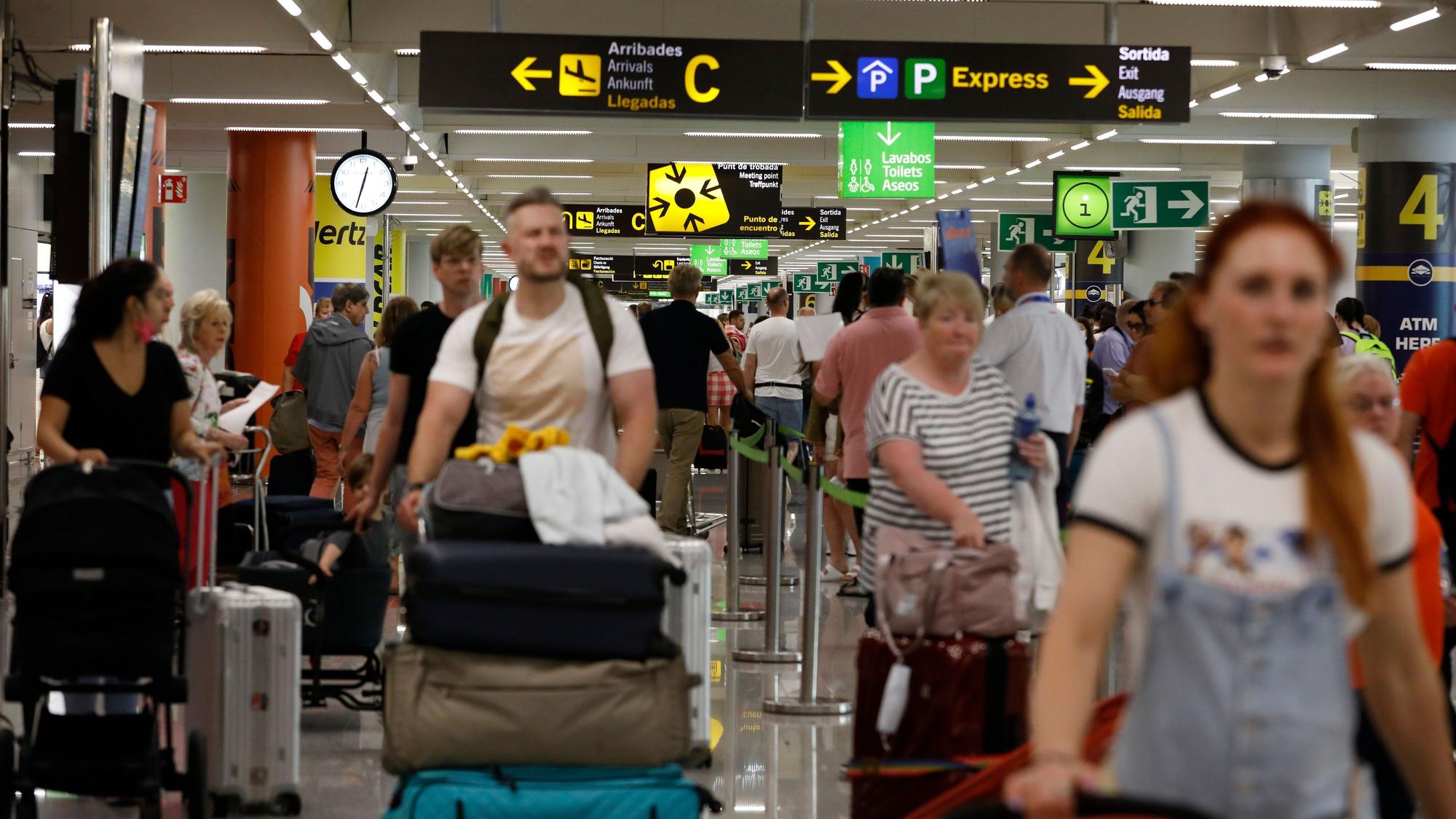 Für Mallorca-Reisende wird es ungemütlich, gleich drei Airlines kündigen Streiks an: Neben Ryanair und Lauda nun auch Easyjet. Unser Foto zeigt Menschen am Flughafen von Palma Mitte Juni.