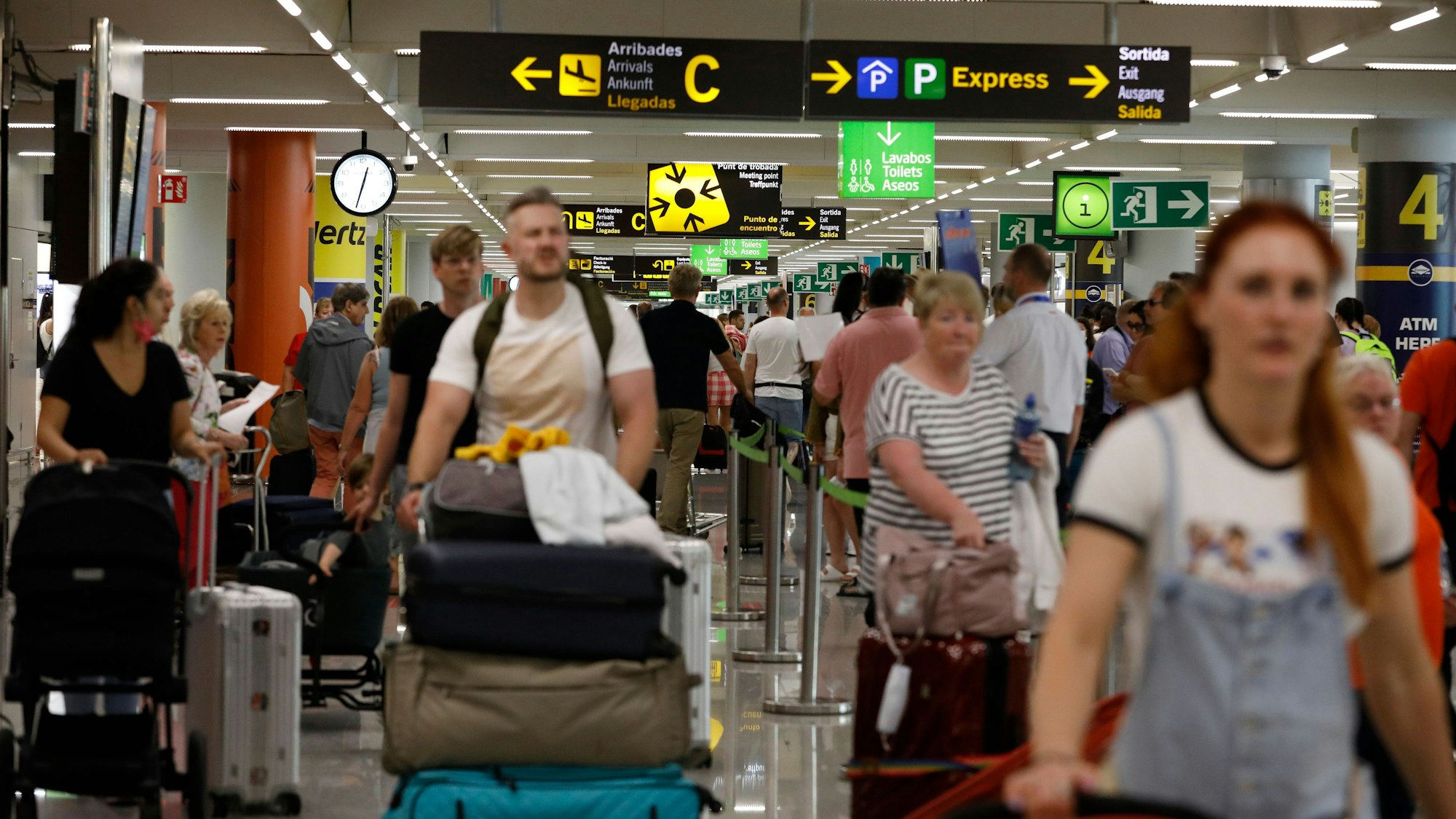 Für Mallorca-Reisende wird es ungemütlich, gleich drei Airlines kündigen Streiks an: Neben Ryanair und Lauda nun auch Easyjet. Unser Foto zeigt Menschen am Flughafen von Palma Mitte Juni.