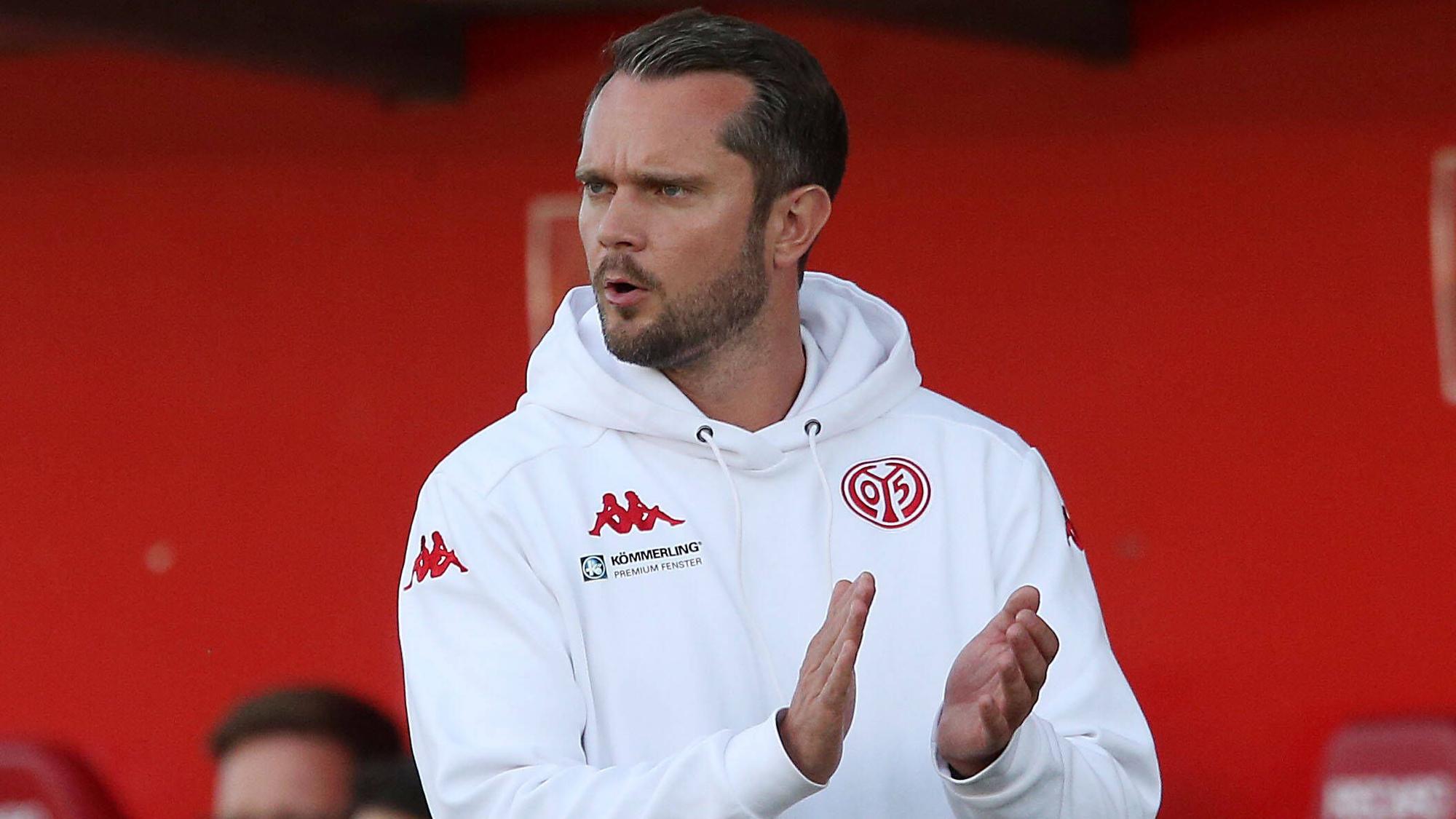 Bartosch Gaul steht im Spiel von Mainz 05 II gegen die TSG Balingen am Spielfeldrand und klatscht in die Hände.
