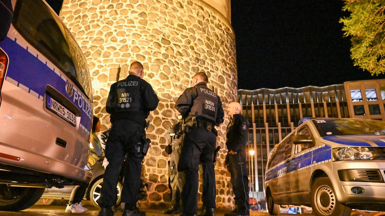 Einsatzkräfte der Polizei besprechen einen Einsatz in der Nacht.