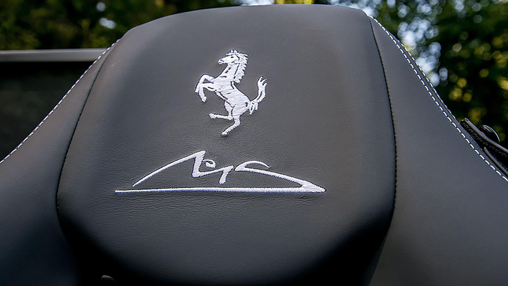 MS- und Ferrari-Logo auf dem Sitz von Michael Schumachers altem Ferrari Cailornia
