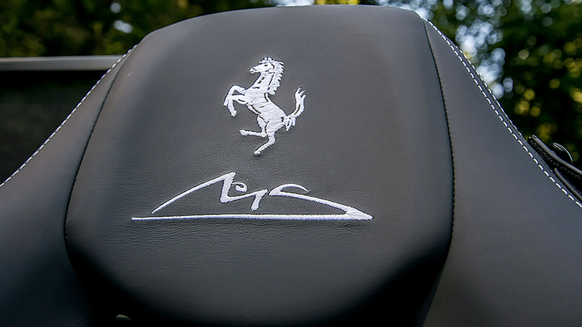 MS- und Ferrari-Logo auf dem Sitz von Michael Schumachers altem Ferrari Cailornia