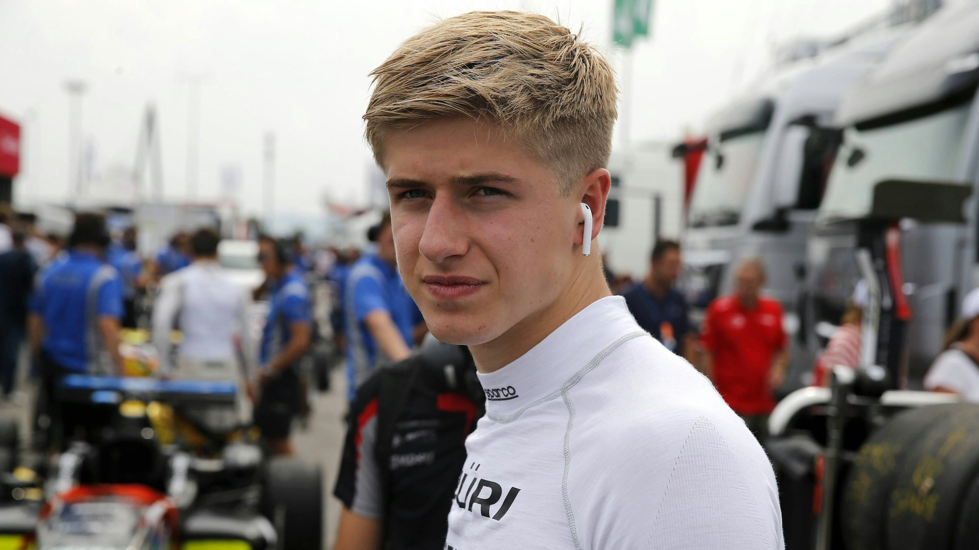 Jüri Vips hört Musik vor dem Formel-3-Rennen in Italien