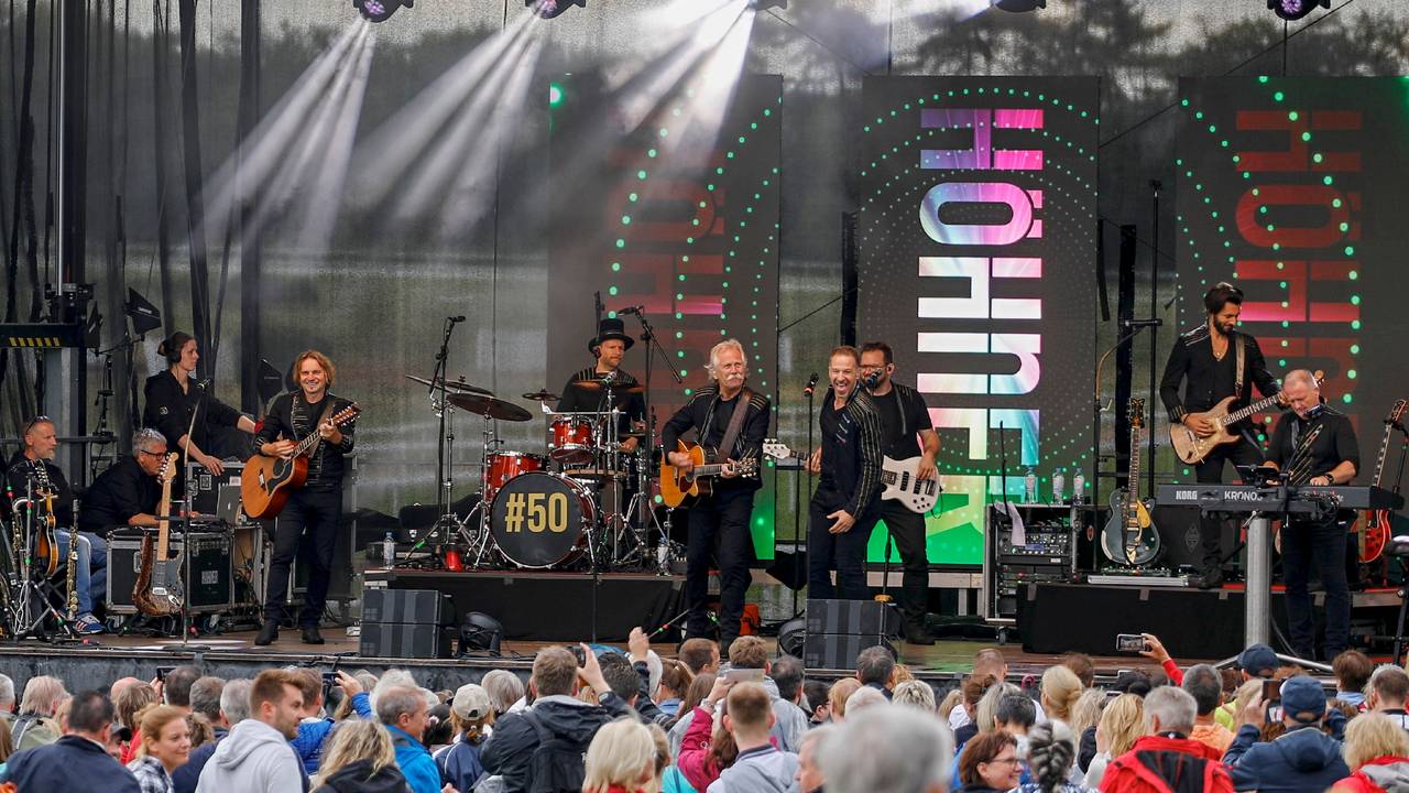 Die Höhner geben auf einer Bühne vor vielen Fans ein Konzert.