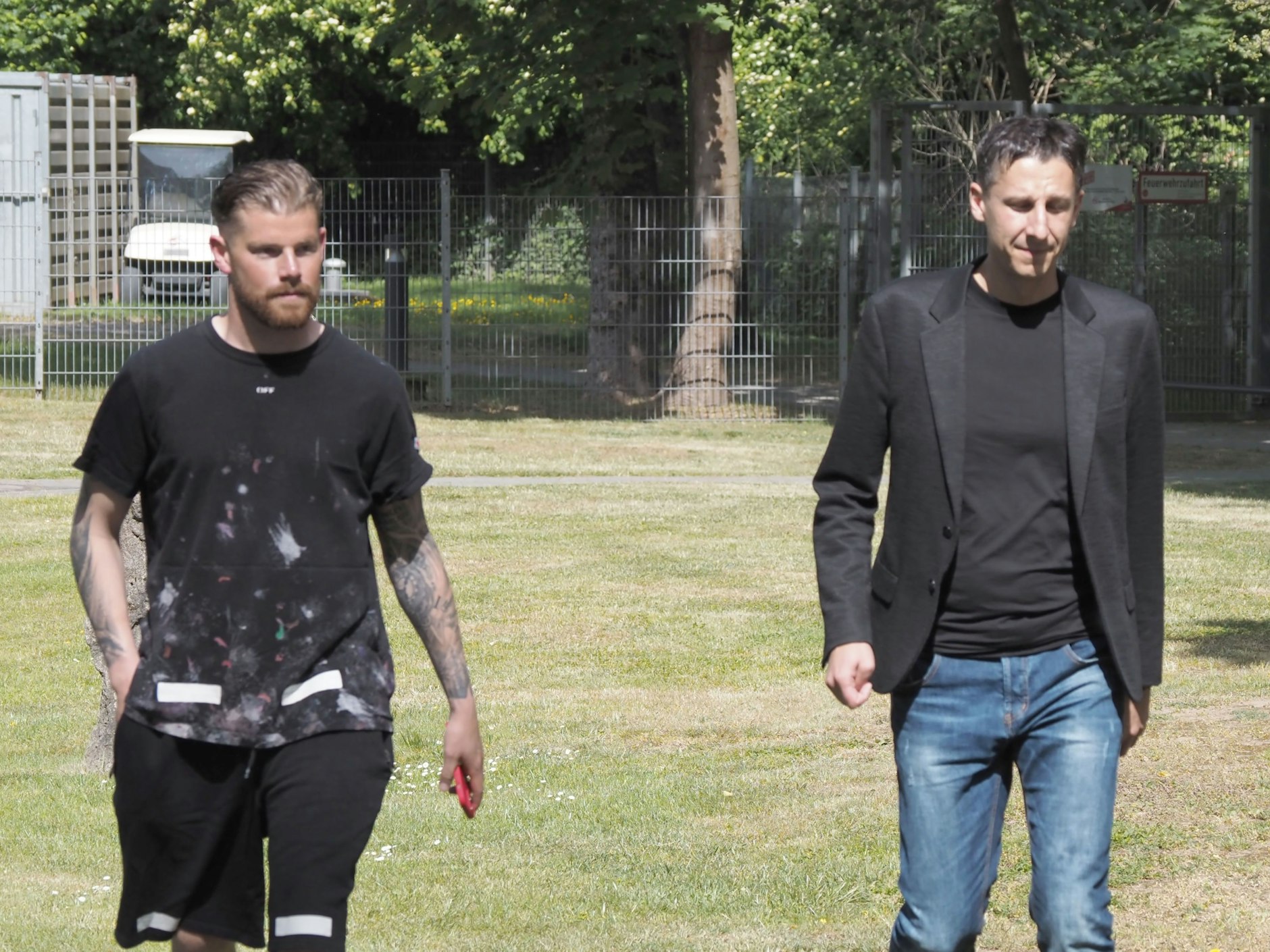 Timo Horn und Christian Keller am Geißbockheim.