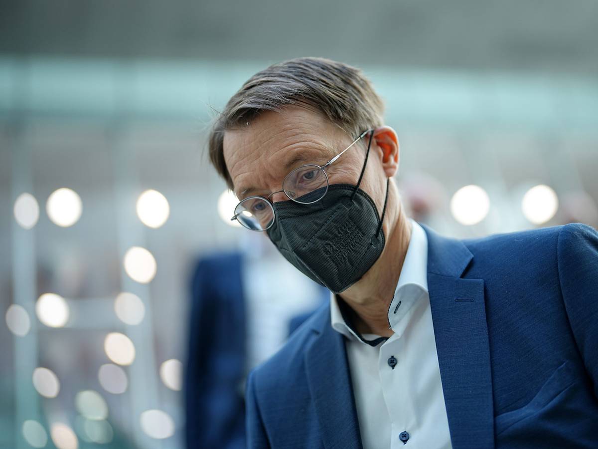 Karl Lauterbach (SPD), Bundesminister für Gesundheit, nach einer Pressekonferenz am 17. Juni zur Corona-Lage: Lauterbach setzt zur Bekämpfung der Corona-Pandemie unter anderem auf eine erneute Impfkampagne im Herbst.