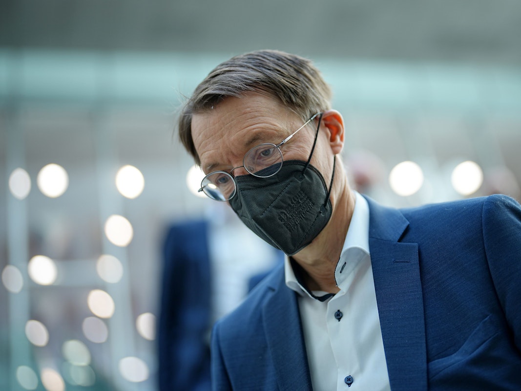 Karl Lauterbach (SPD), Bundesminister für Gesundheit, nach einer Pressekonferenz am 17. Juni zur Corona-Lage: Lauterbach setzt zur Bekämpfung der Corona-Pandemie unter anderem auf eine erneute Impfkampagne im Herbst.