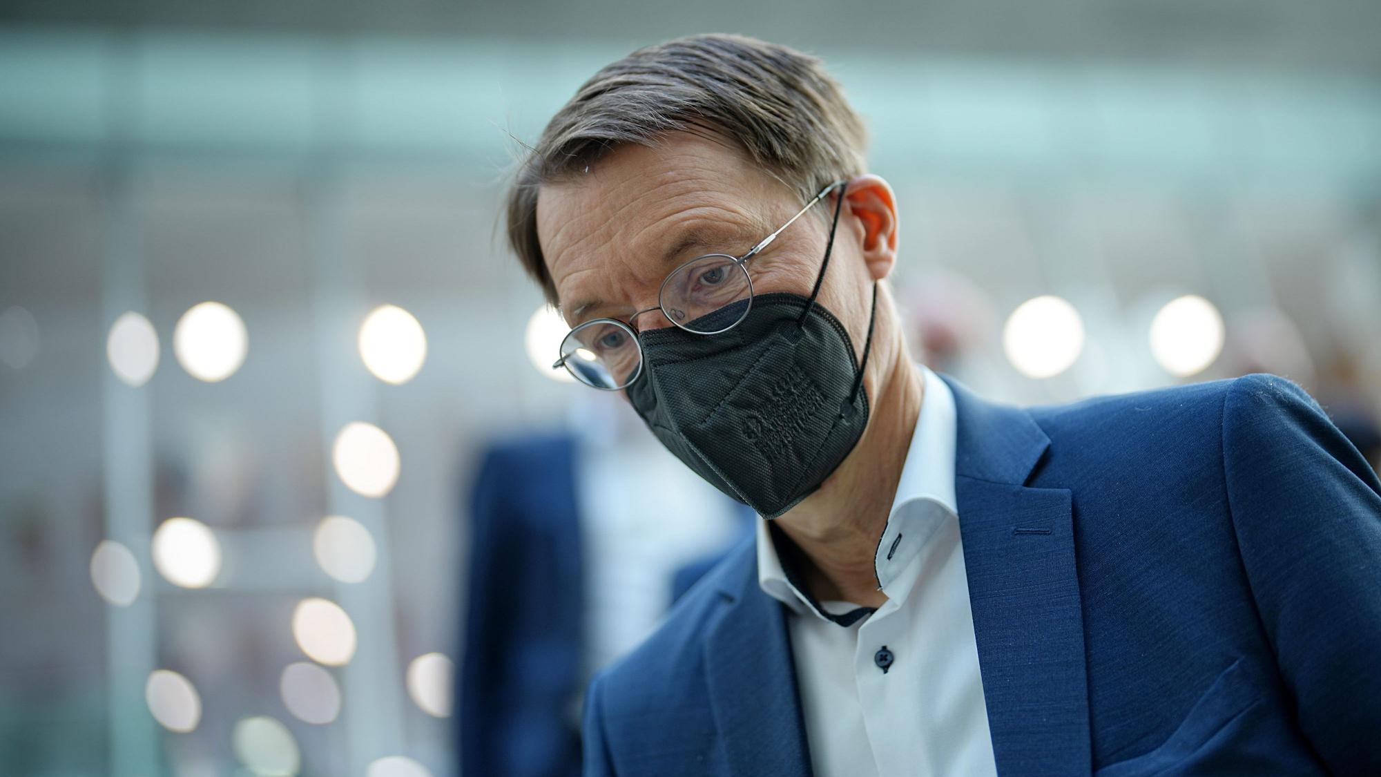 Karl Lauterbach (SPD), Bundesminister für Gesundheit, nach einer Pressekonferenz am 17. Juni zur Corona-Lage: Lauterbach setzt zur Bekämpfung der Corona-Pandemie unter anderem auf eine erneute Impfkampagne im Herbst.