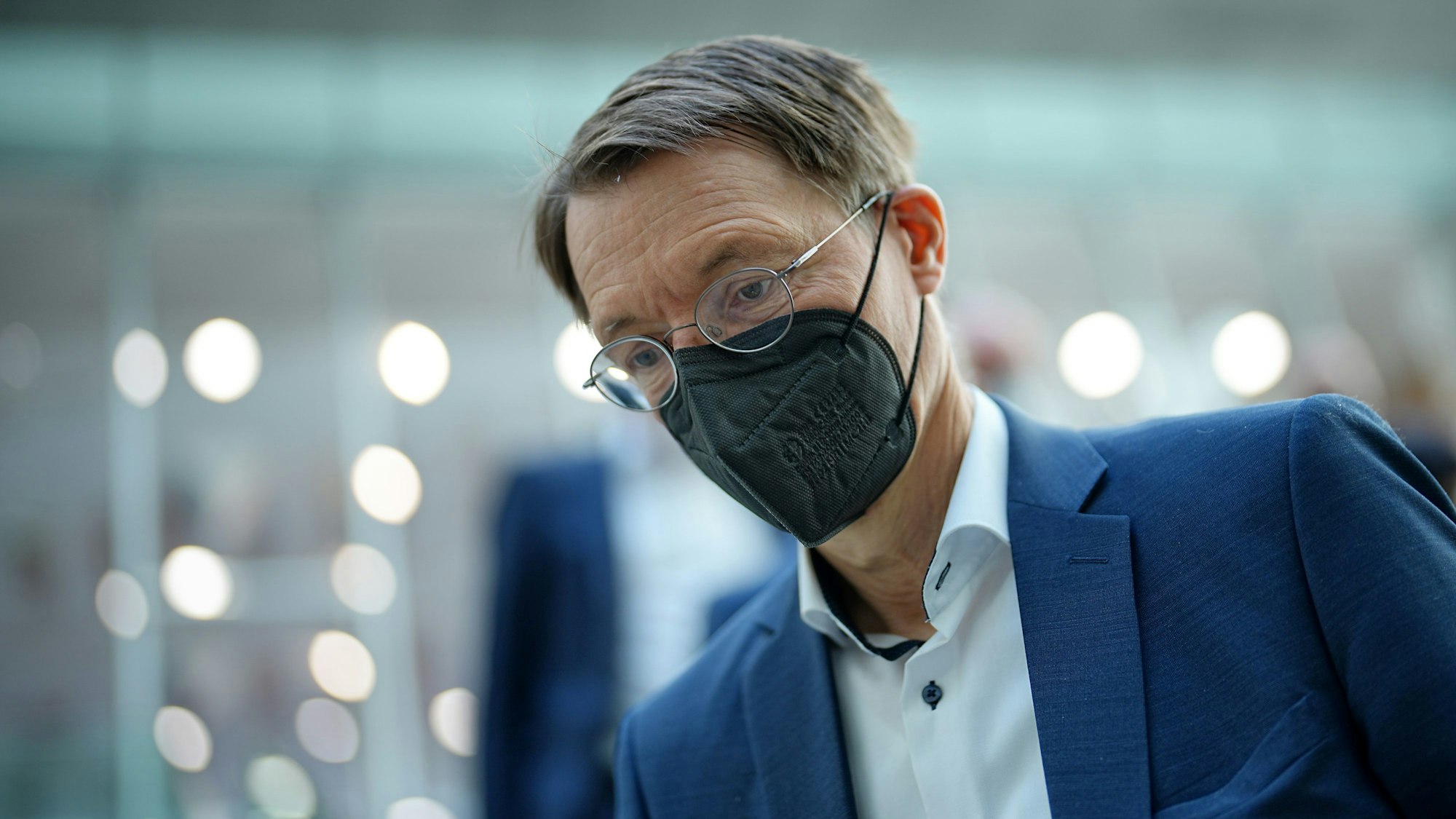 Karl Lauterbach (SPD), Bundesminister für Gesundheit, nach einer Pressekonferenz am 17. Juni zur Corona-Lage: Lauterbach setzt zur Bekämpfung der Corona-Pandemie unter anderem auf eine erneute Impfkampagne im Herbst.