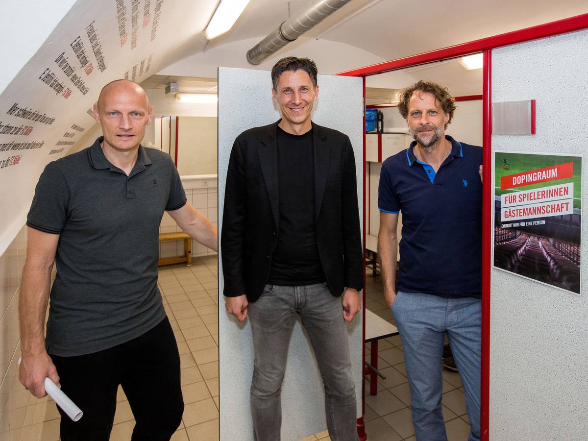 Matthias Heidrich, Christian Keller und Carsten Schiel posieren im Kölner Nachwuchsleistungszentrum.