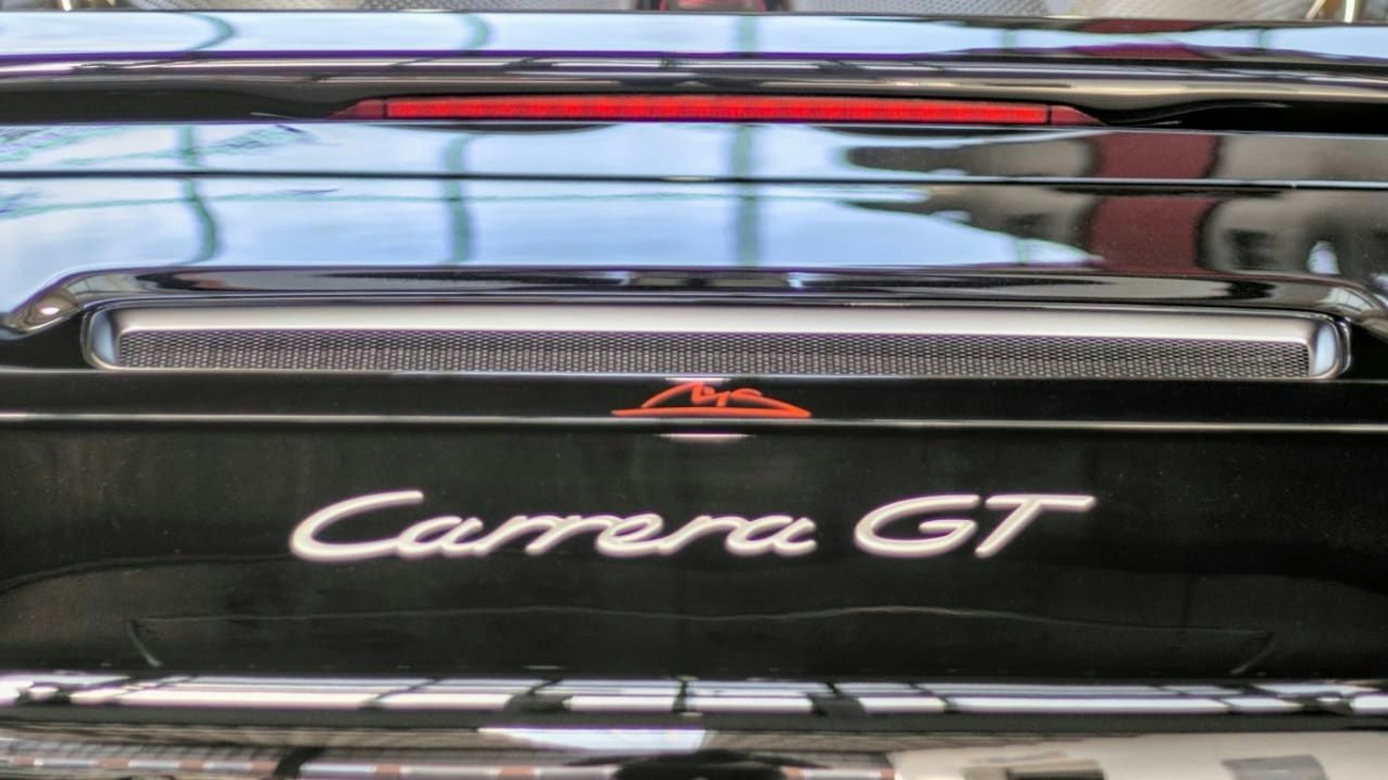 Auf dem Porsche-Heck prangt das Schumi-Logo.