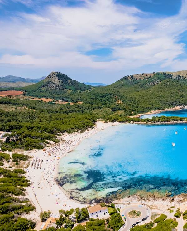 Die Cala Agulla auf Mallorca aus der Luft zu sehen.