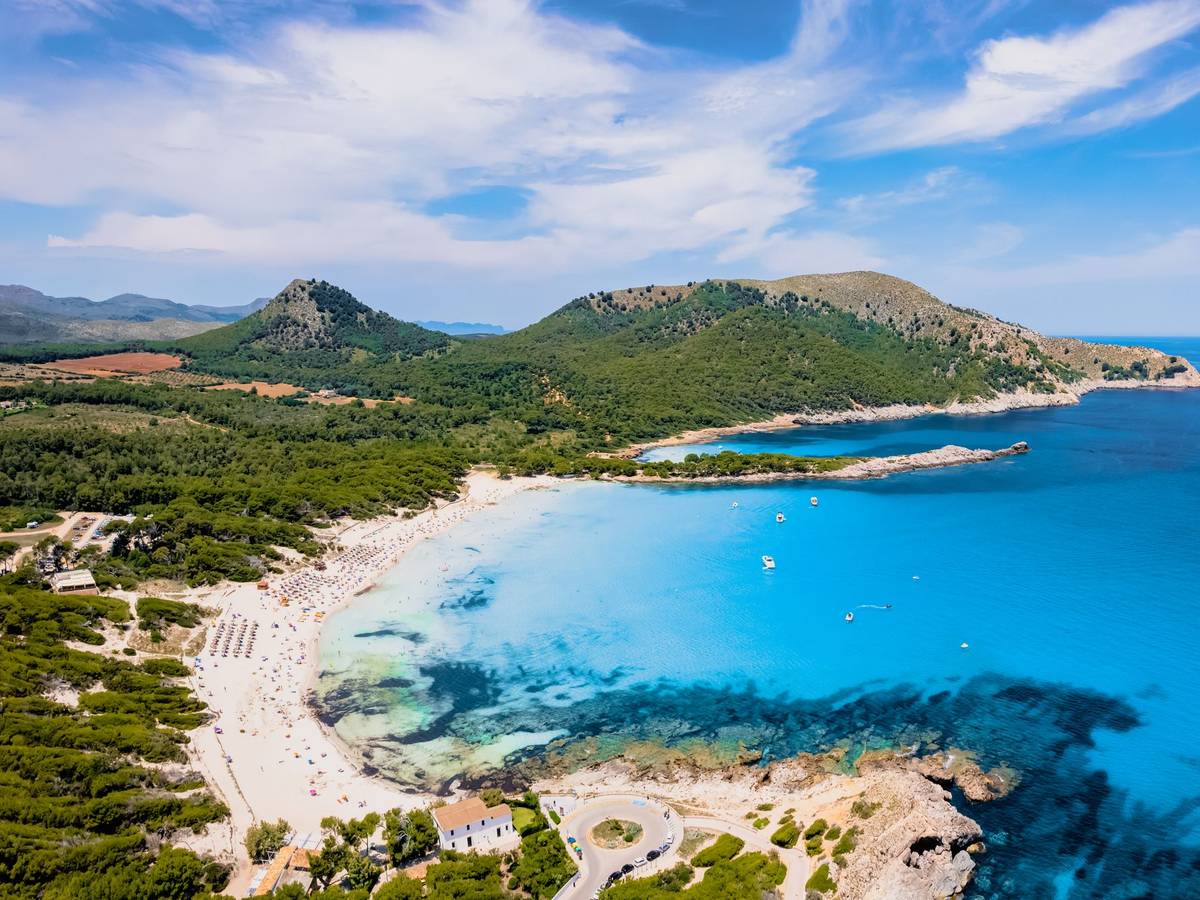 Die Cala Agulla auf Mallorca aus der Luft zu sehen.