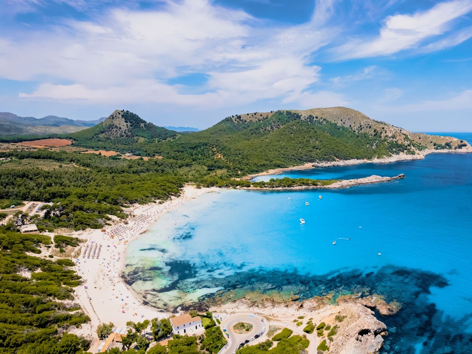 Die Cala Agulla auf Mallorca aus der Luft zu sehen.