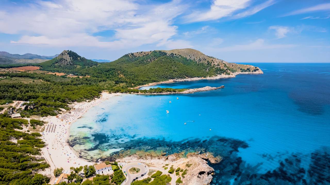 Die Cala Agulla auf Mallorca aus der Luft zu sehen.