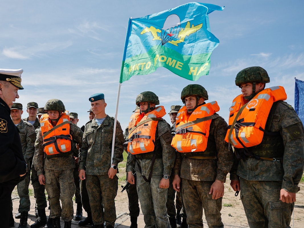 Dieses von der russischen Staatsagentur Tass verbreitete Bild zeigt Viktor Astapow (l), stellvertretender Oberbefehlshaber der russischen Marine, der auf dem Übungsgelände der russischen Ostseeflotte in Kaliningrad zu Soldaten spricht.