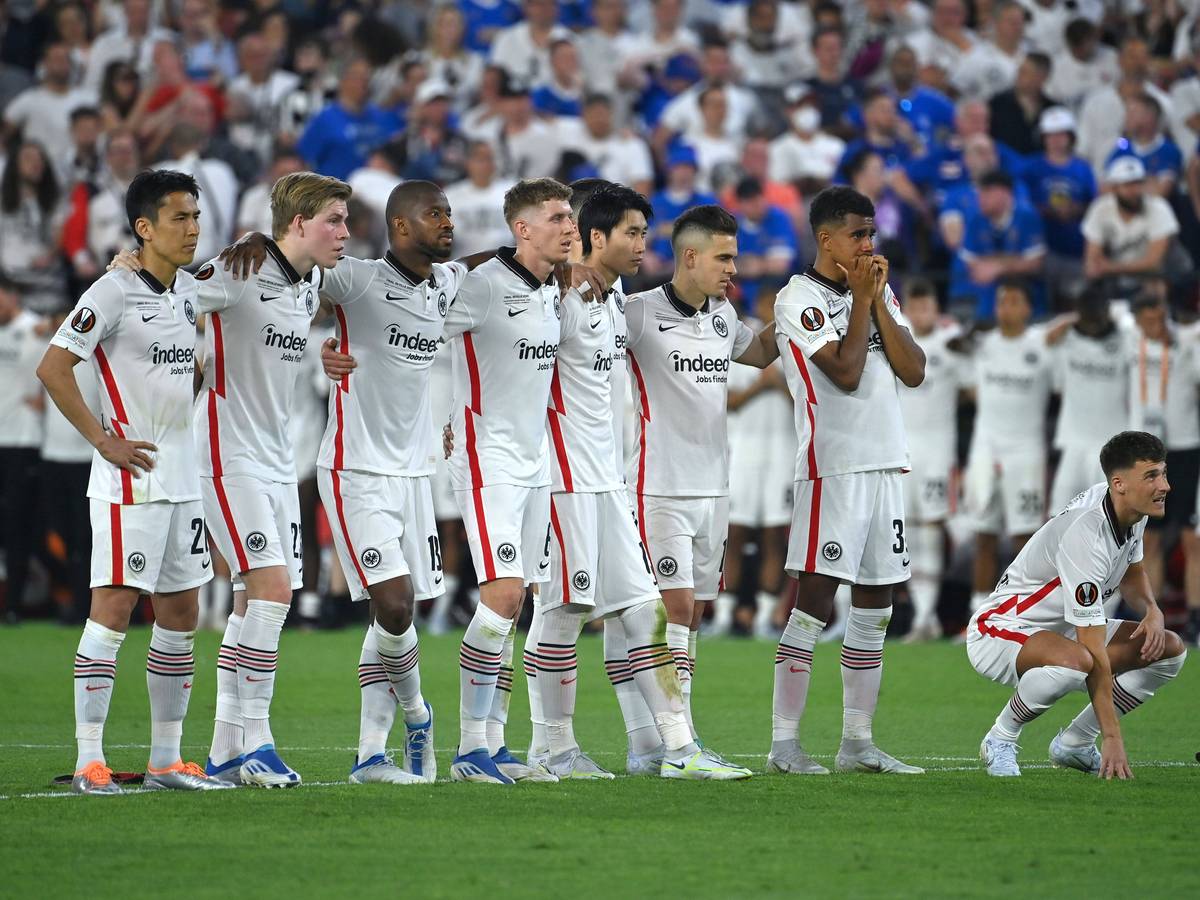 Ihnen ist die Anspannung anzusehen: die Frankfurter Spieler beim Elfmeterschießen gegen die Glasgow Rangers.
