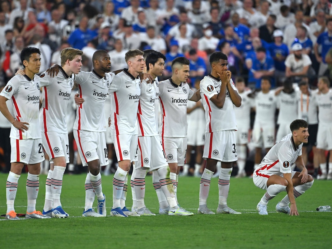 Ihnen ist die Anspannung anzusehen: die Frankfurter Spieler beim Elfmeterschießen gegen die Glasgow Rangers.