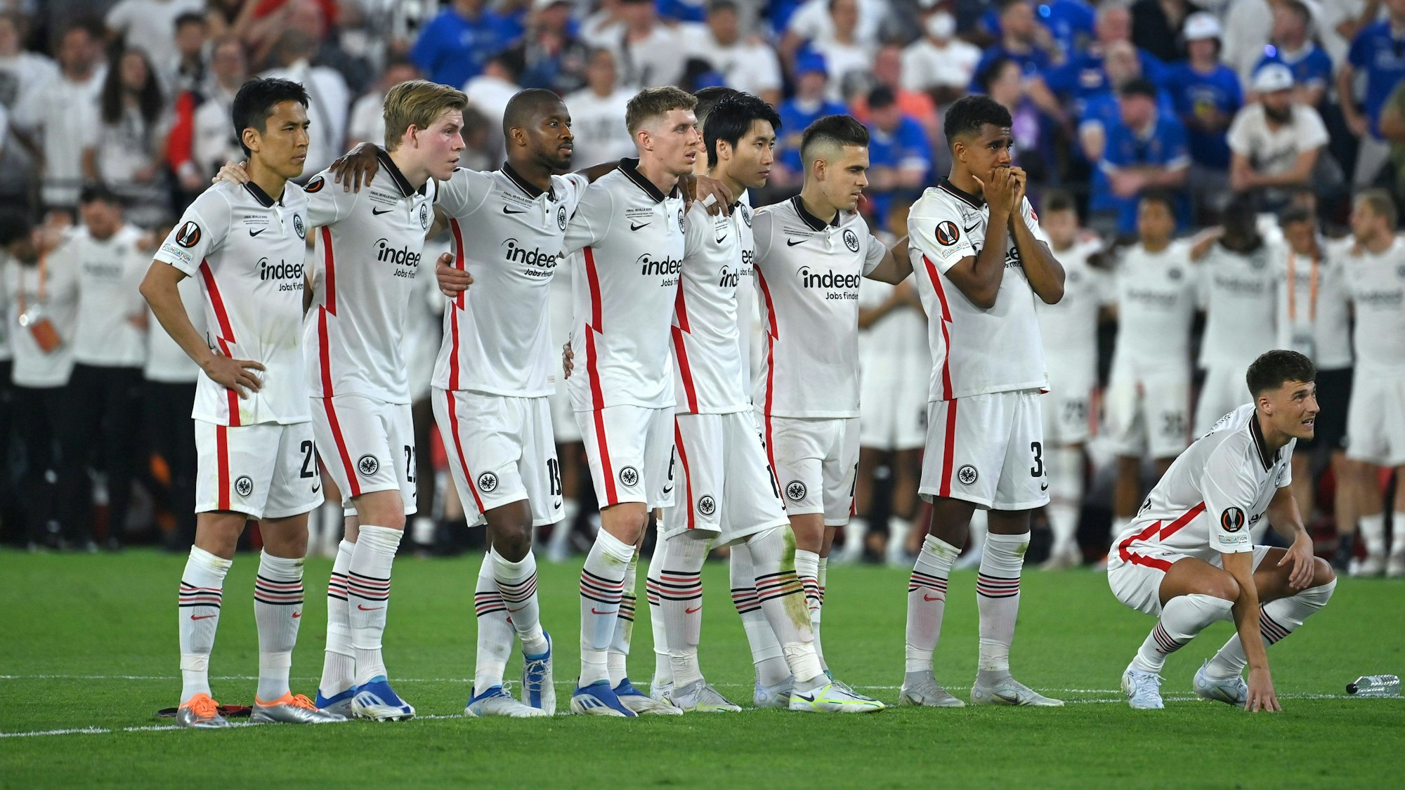 Ihnen ist die Anspannung anzusehen: die Frankfurter Spieler beim Elfmeterschießen gegen die Glasgow Rangers.