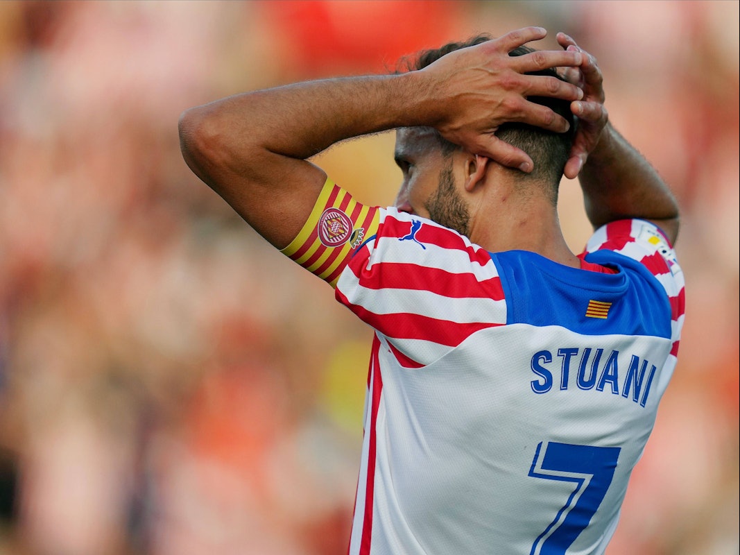 Kapitän Cristhian Stuani vom FC Girona hält sich im Spiel die Hände an den Hinterkopf