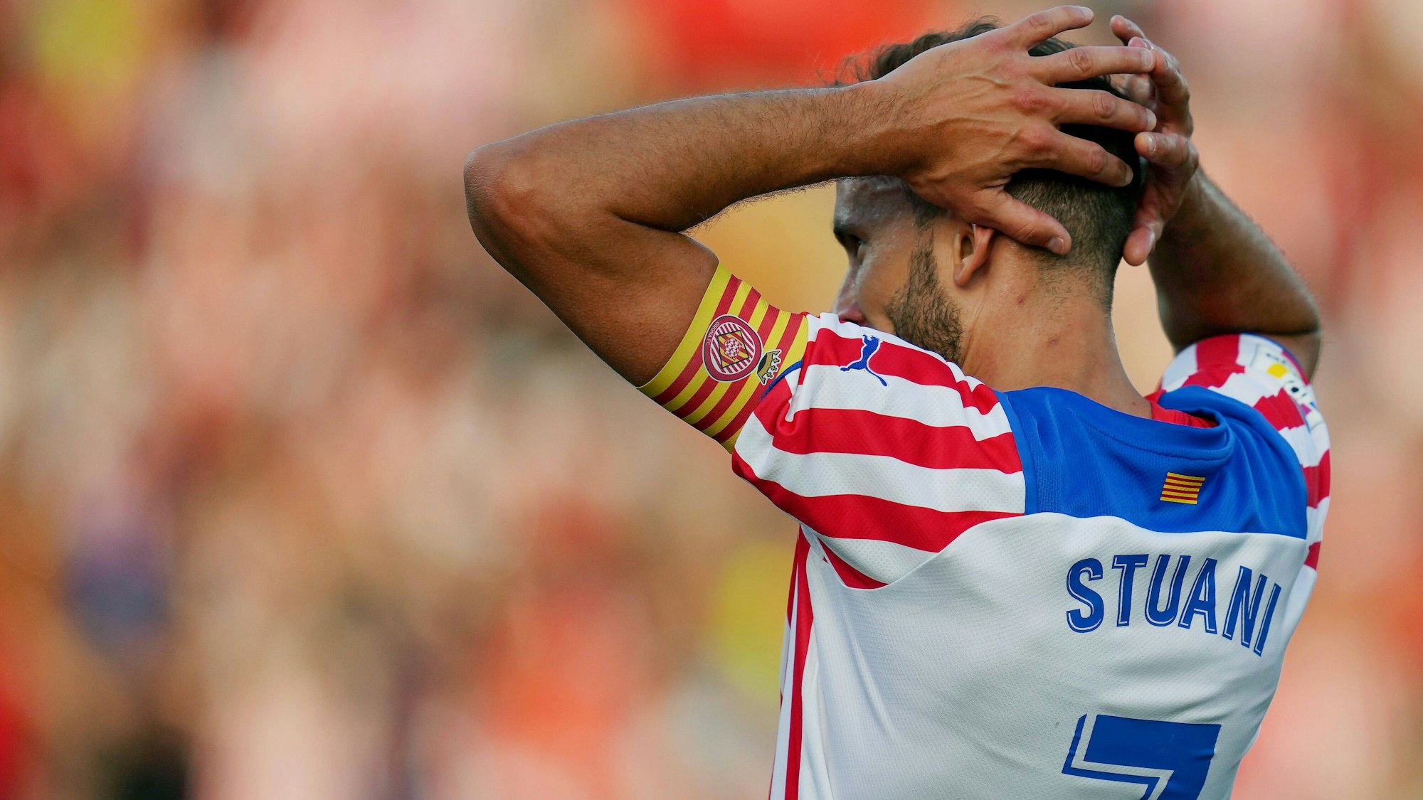 Kapitän Cristhian Stuani vom FC Girona hält sich im Spiel die Hände an den Hinterkopf