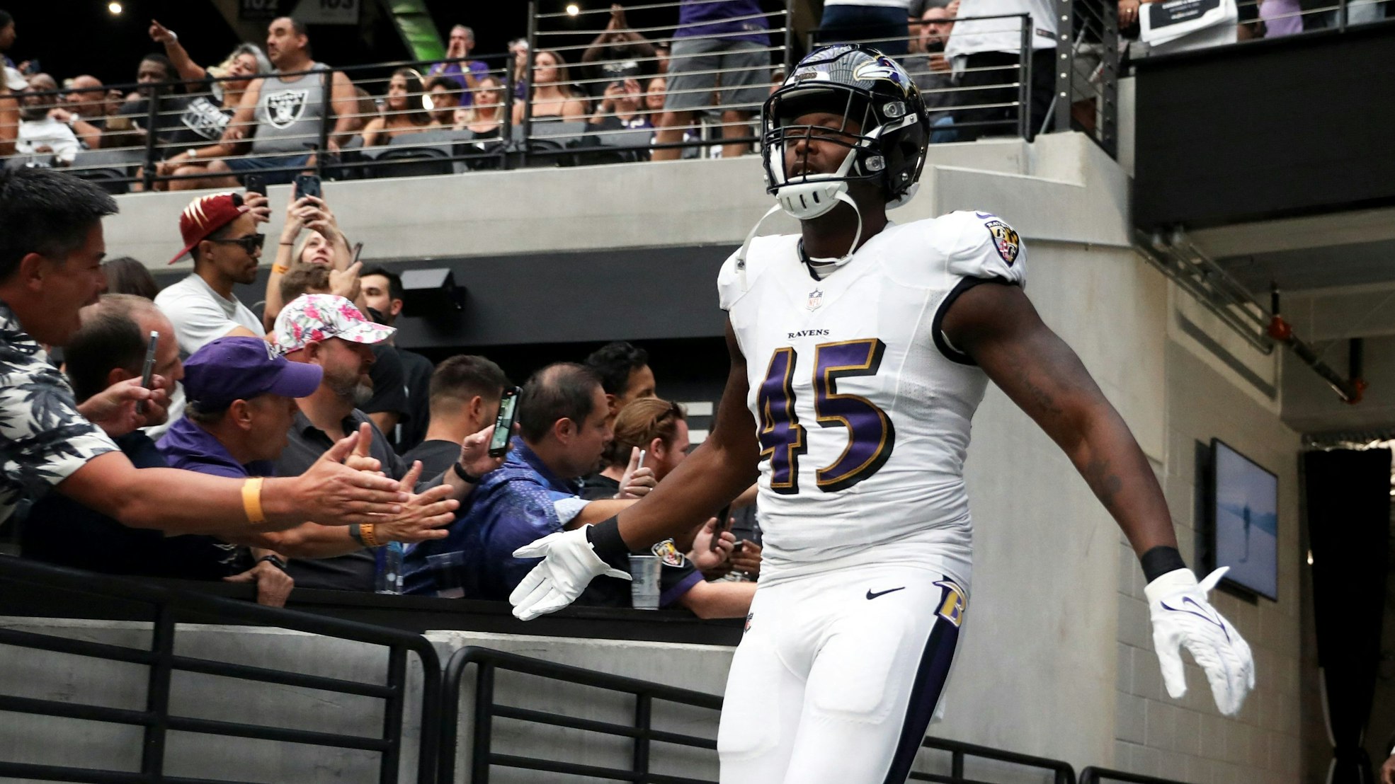 Jaylon Ferguson läuft vor dem Spiel der Baltimore Ravens gegen die Las Vegas Raiders ins Stadion ein. Ferguson ist überraschend im Alter von 26 Jahren gestorben.