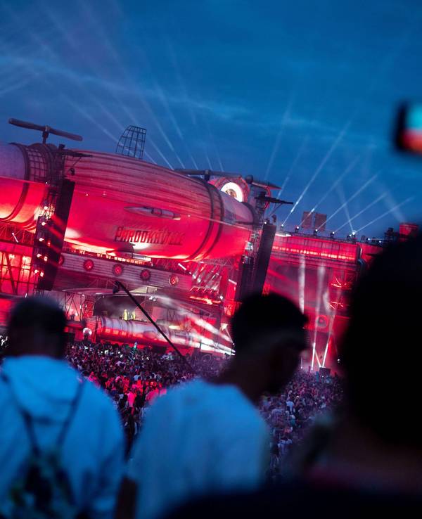 Menschen stehen auf dem Musikfestival Parookaville vor der Mainstage.