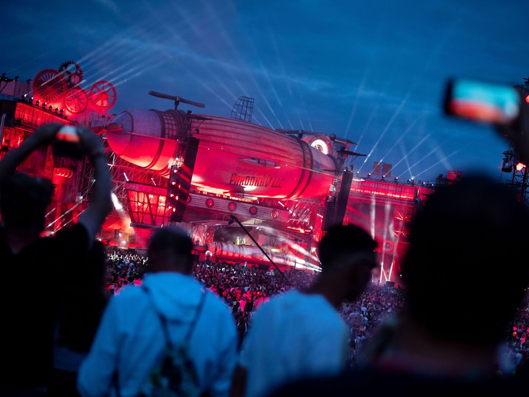 Menschen stehen auf dem Musikfestival Parookaville vor der Mainstage.