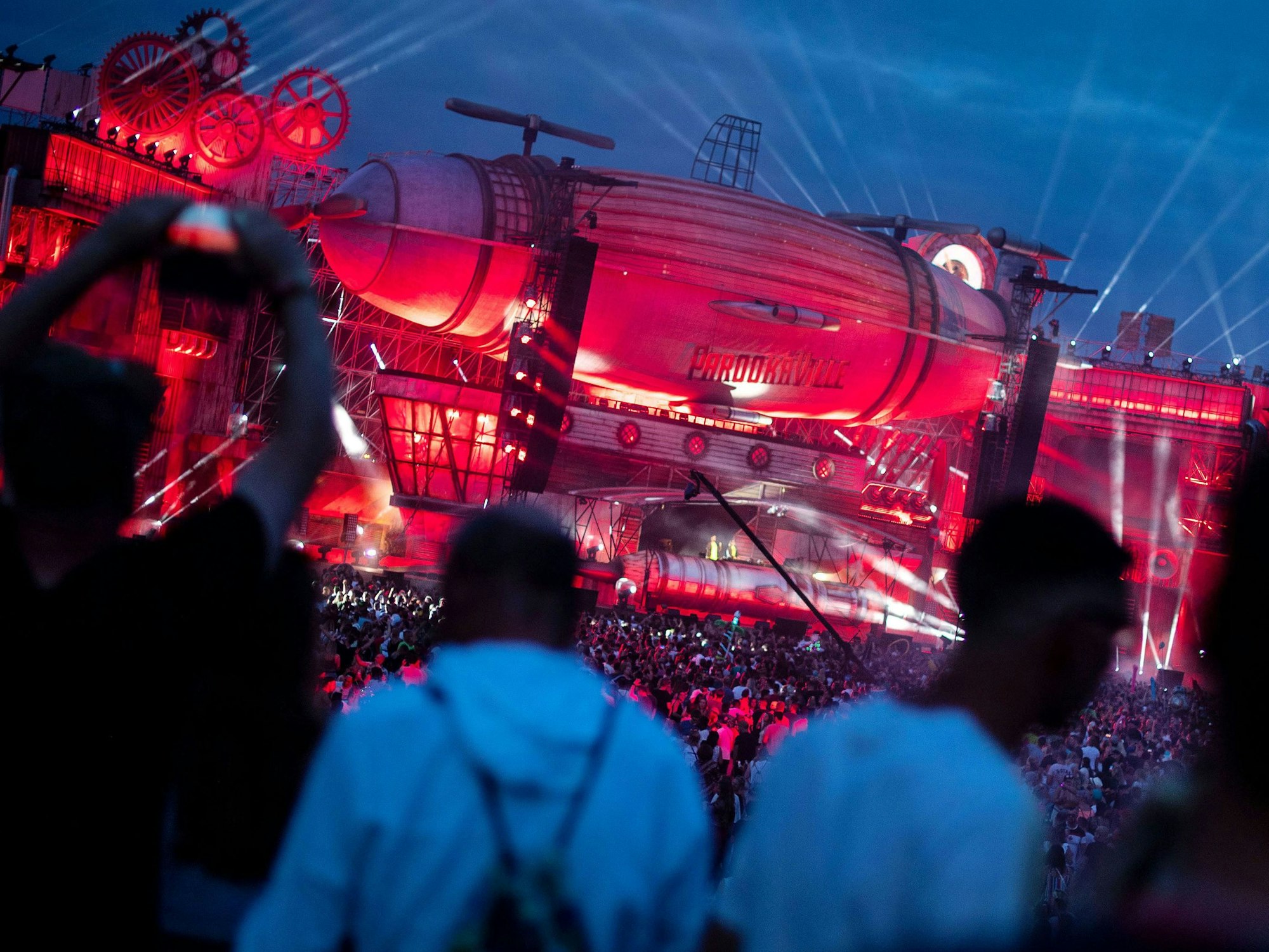 Menschen stehen auf dem Musikfestival Parookaville vor der Mainstage.