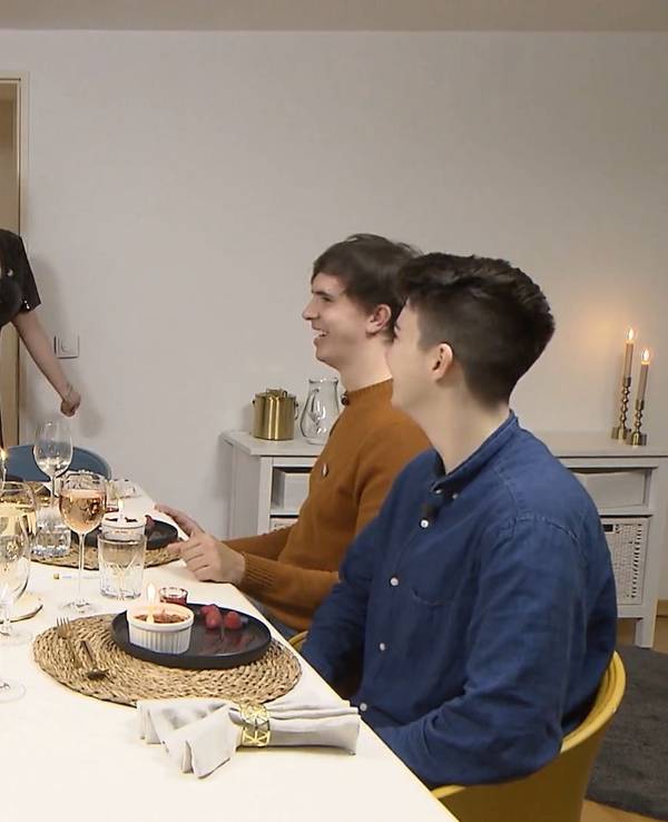 Beim "Perfekten Dinner" (VOX) steigt die Stimmung. An Tag 3 der "Woche der Vielfalt" gibt Schlagersängerin Josimelonie nicht nur bei der Vorspeise Vollgas: Jeder Gang ihres Menüs enthält eine ganz spezielle hochprozentige Nuance.
