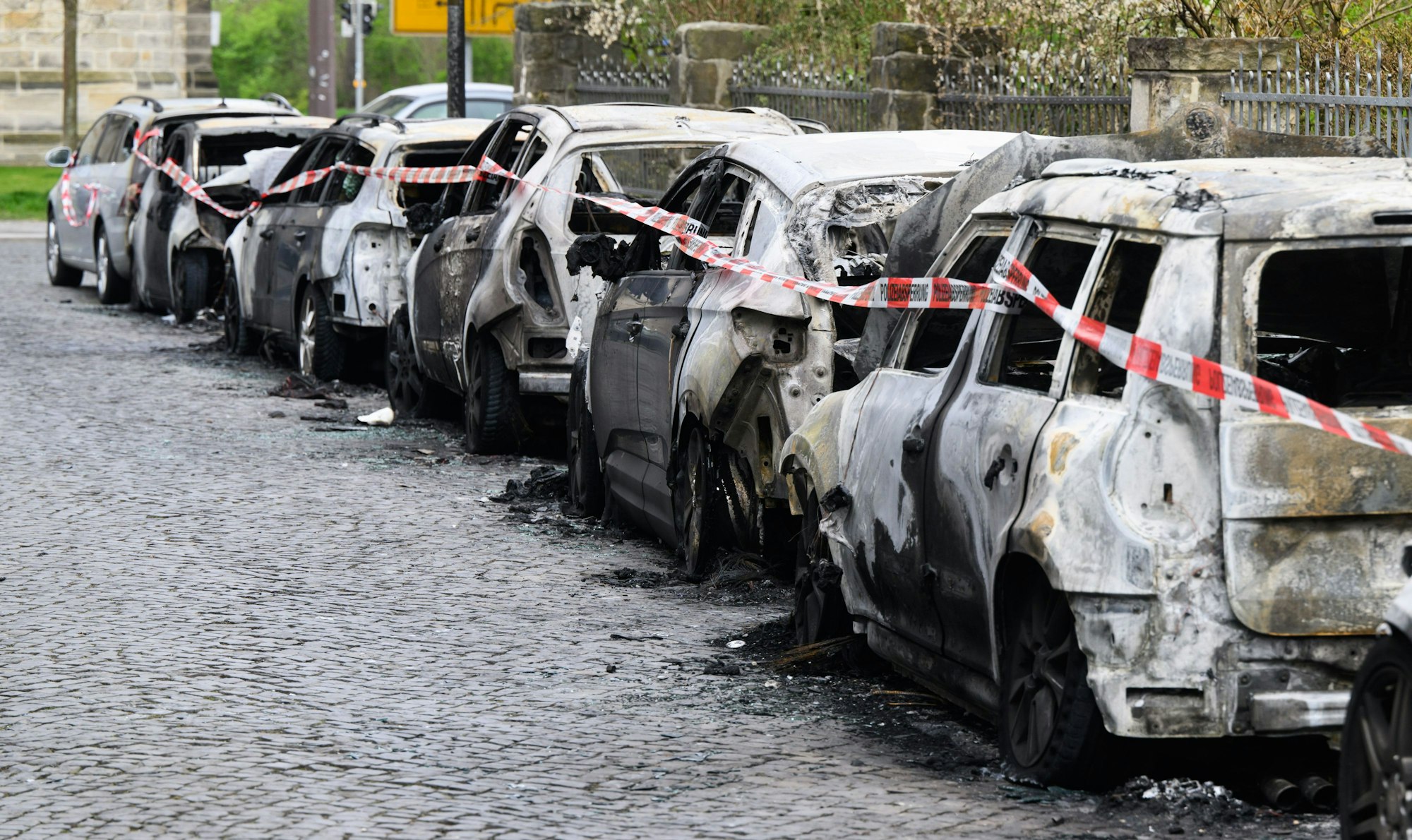 Vor dem G7-Gipfel sind sieben Mannschaftswagen der Polizei völlig ausgebrannt. Das Symbolfoto zeigt ausgebrannte Autos in Hannover am 15. April 2022.