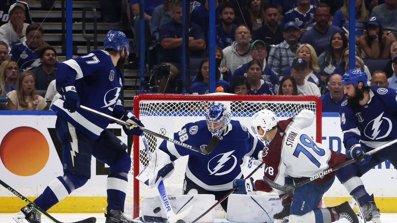 Nico Sturm scheitert mit einem Abschluss im Endspiel um den Stanley Cup der NHL an Keeper Andrei Wasilevskiy.