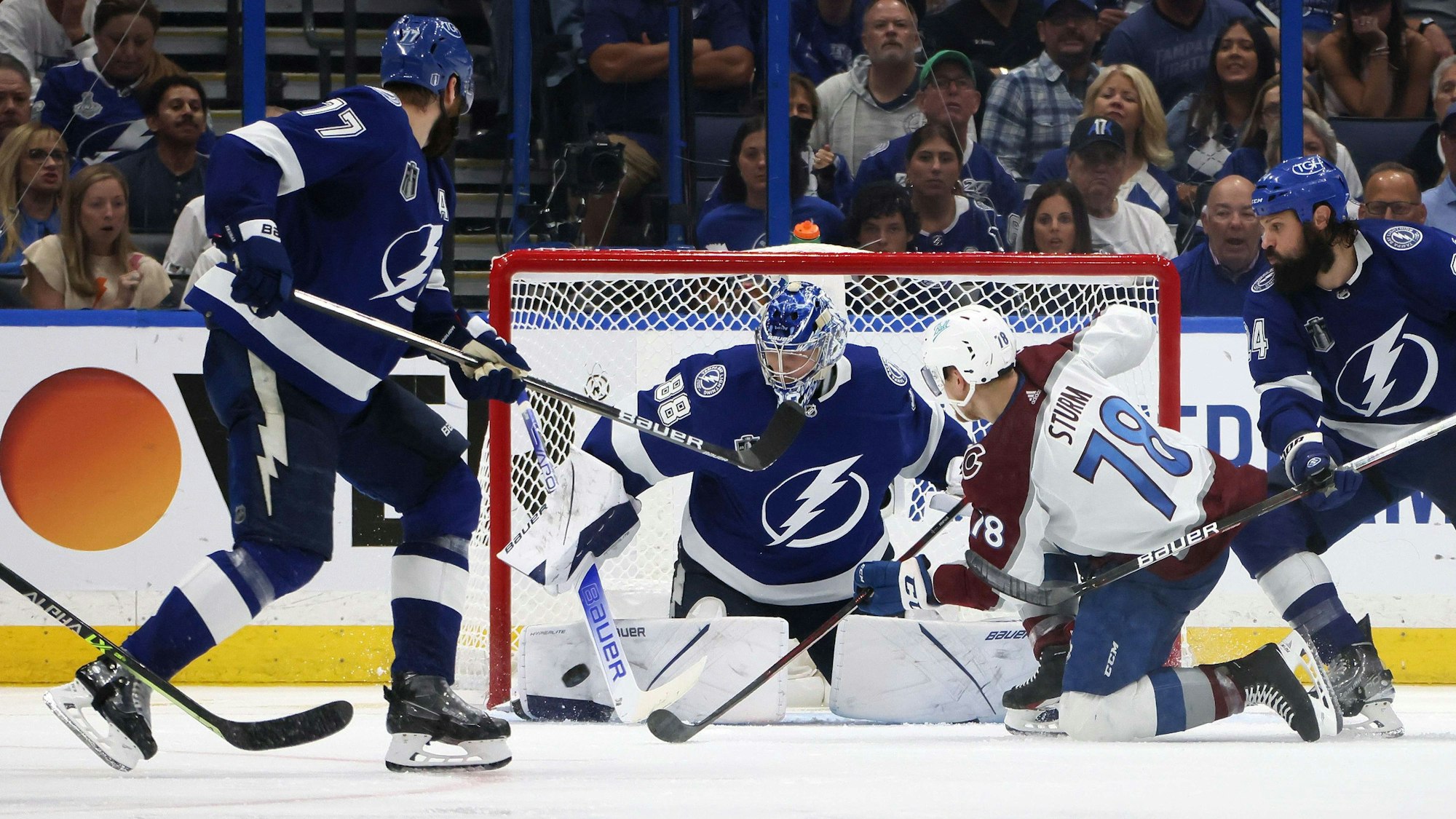 Nico Sturm scheitert mit einem Abschluss im Endspiel um den Stanley Cup der NHL an Keeper Andrei Wasilevskiy.