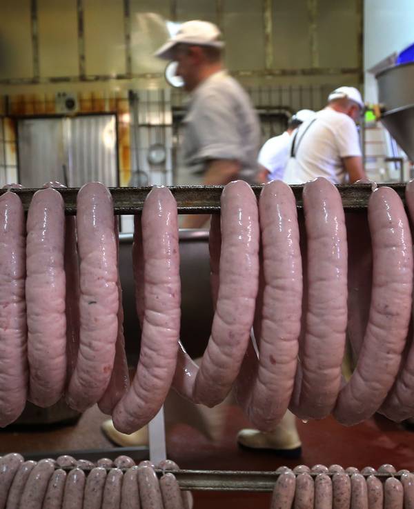 Das Foto, aufgenommen am 06.08.2020 in Bayern, zeigt frisch produzierte Bratwürste in einer deutschen Metzgerei.