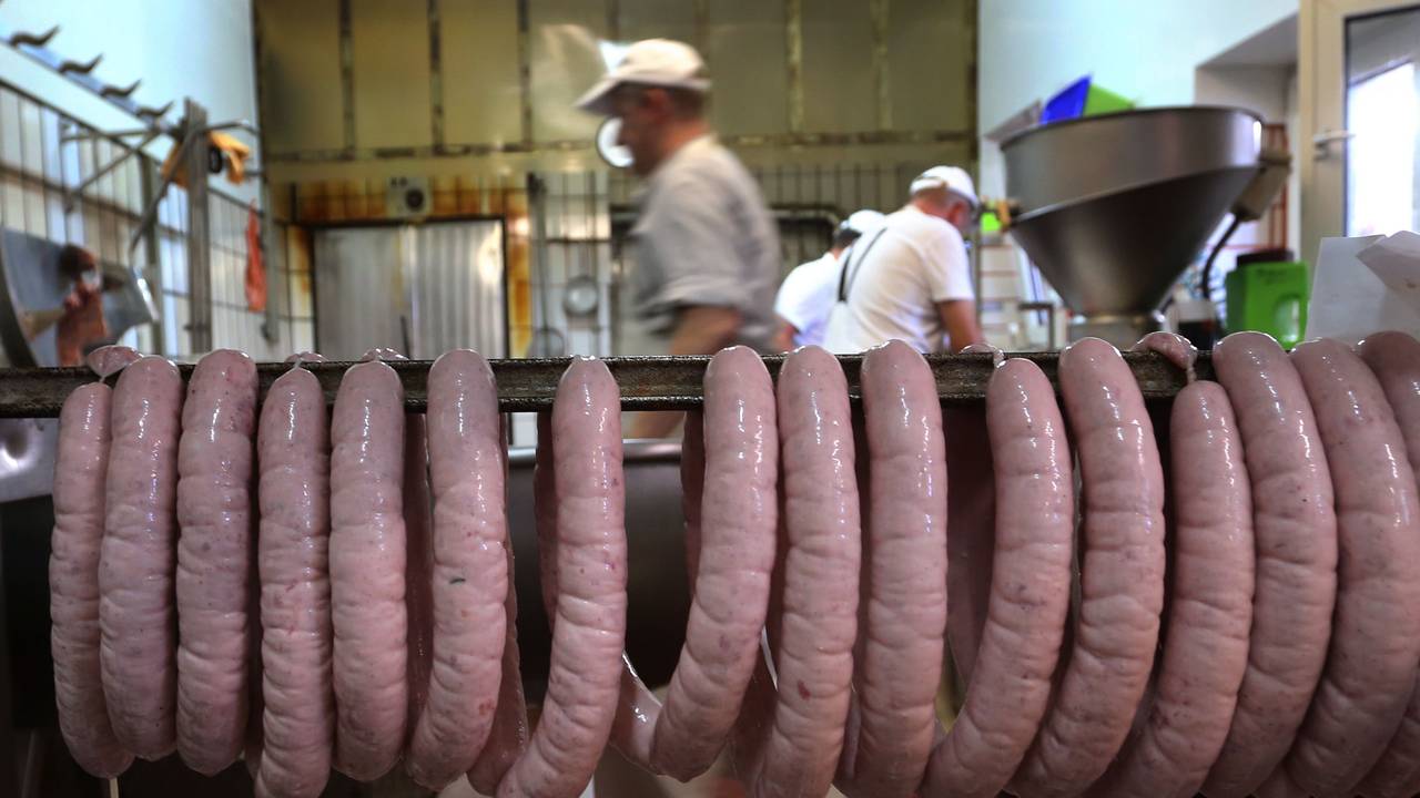 Das Foto, aufgenommen am 06.08.2020 in Bayern, zeigt frisch produzierte Bratwürste in einer deutschen Metzgerei.