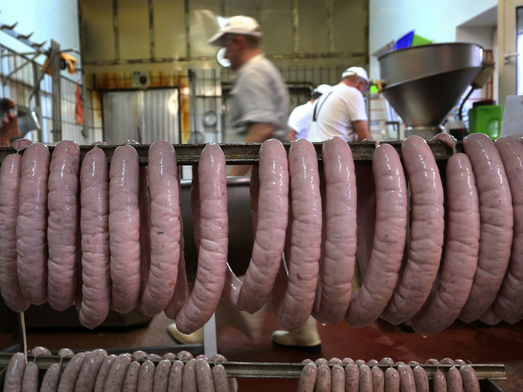 Das Foto, aufgenommen am 06.08.2020 in Bayern, zeigt frisch produzierte Bratwürste in einer deutschen Metzgerei.