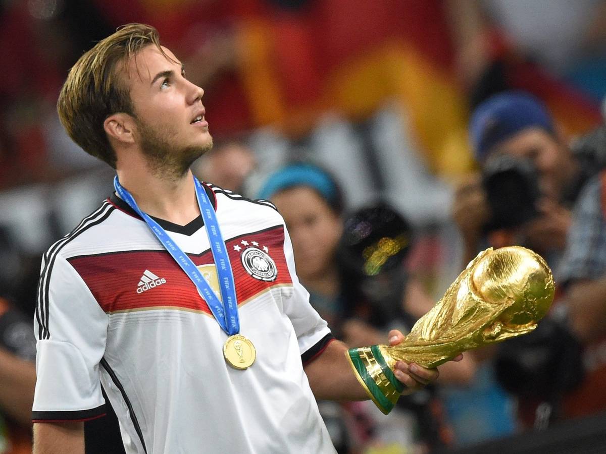 Mario Götze hält nach dem Finale 2014 den WM-Pokal in der Hand
