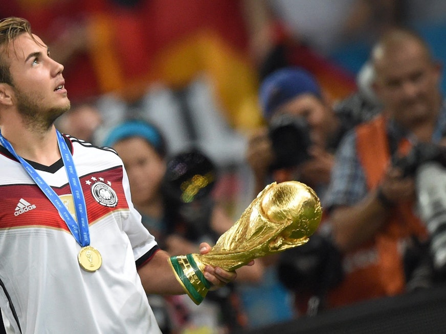 Mario Götze hält nach dem Finale 2014 den WM-Pokal in der Hand