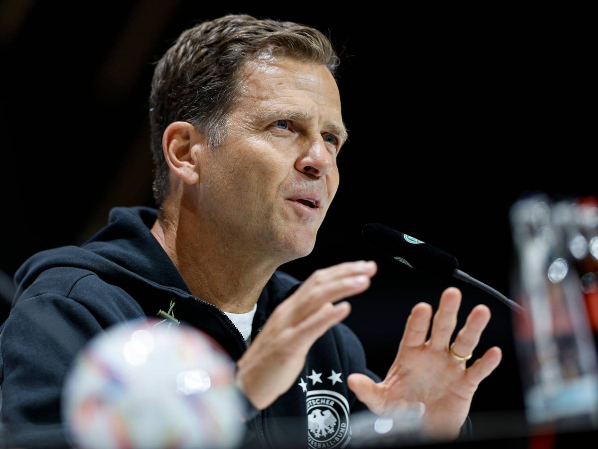 Oliver Bierhoff auf einer DFB-Pressekonferenz am Rednerpult.